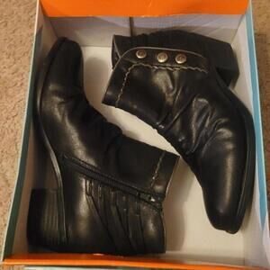 Black leather Baretraps ankle boots with a western vibe Women's Size 7